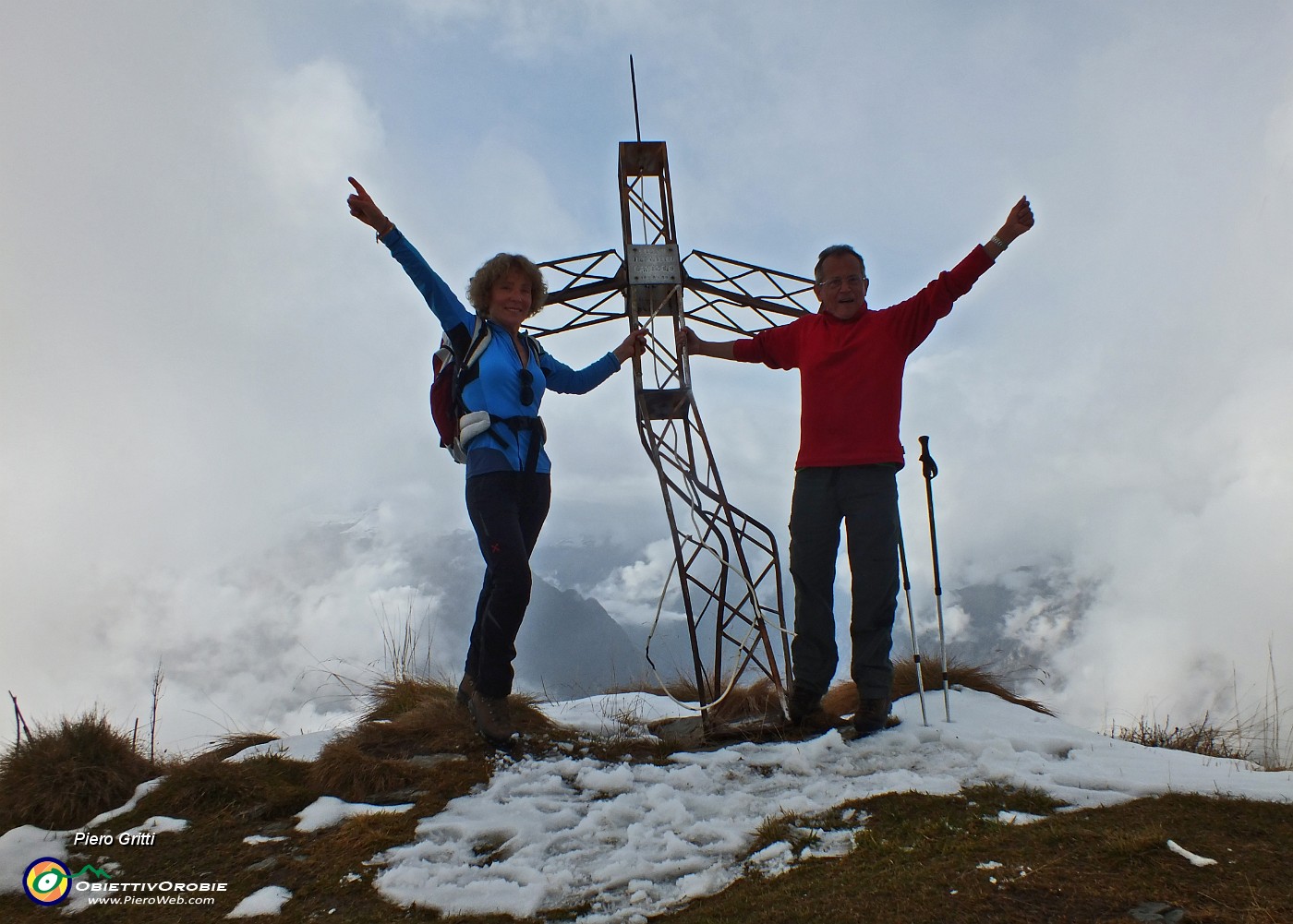 55 Alla croce di vetta del Sasna (2228 m).JPG